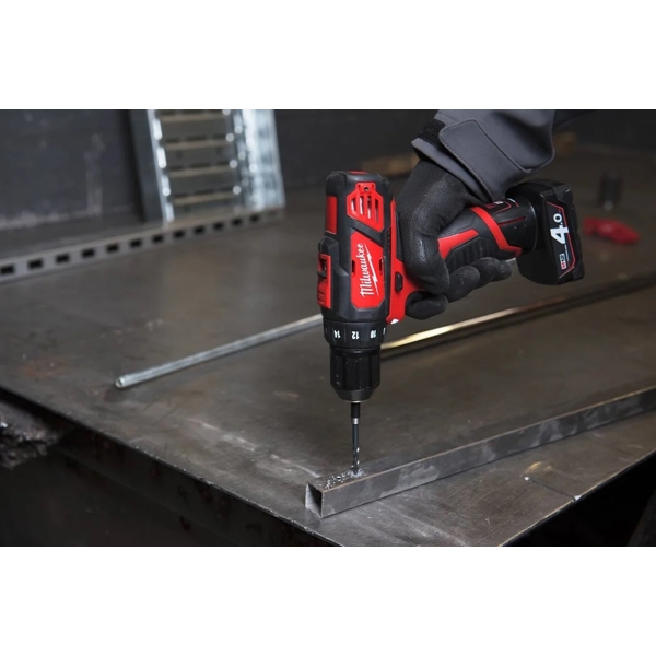 სახრახნისი Milwaukee M12BDD-202C, 12V, 2Ah, 1500Rpm, Red