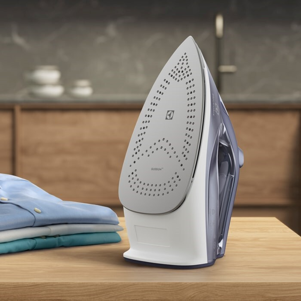 ორთქლის უთო Electrolux E6SI1-2MN, 2400W, 330Ml, Steam Iron, Blue/White