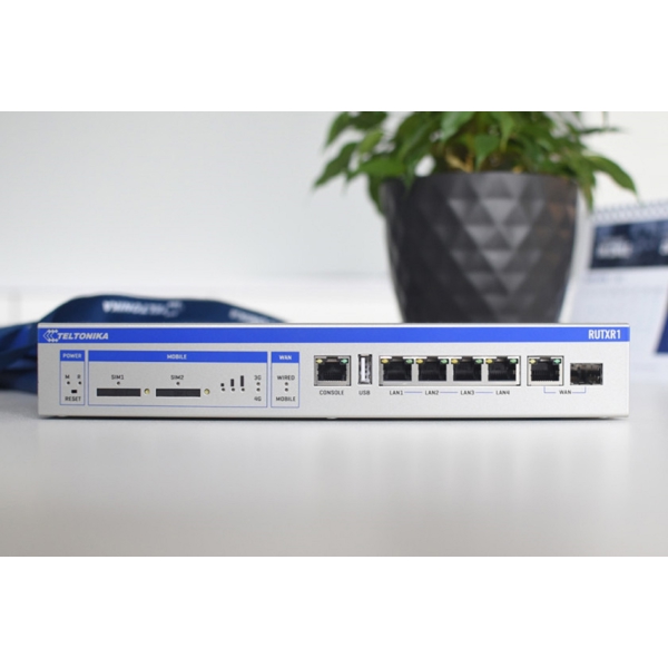 სვიჩი Teltonika RUTXR1000000 RUTXR1, 8-Port Gigabit, Switch, Silver