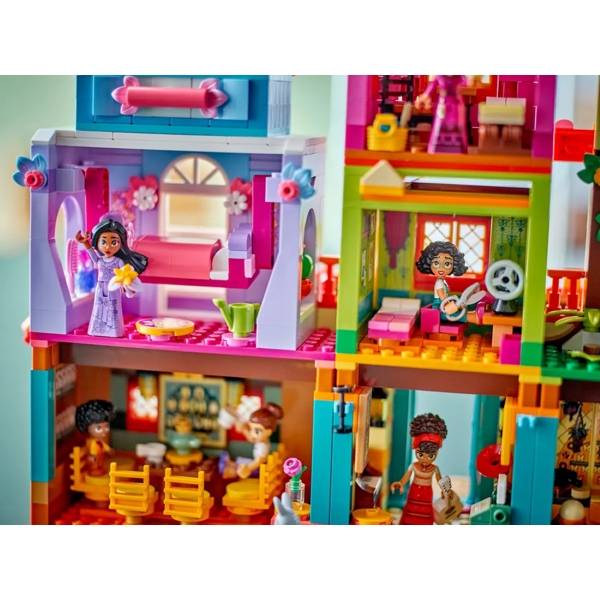 ასაწყობი კონსტრუქცია Lego 43245-, The Magical Madrigal House