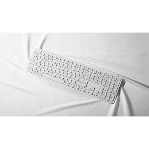 Keyboard Keychron B6P-K8 B6 Pro Ultra-Slim, Wireless, 2.4 GHz, Bluetooth, Type-C, Ivory White