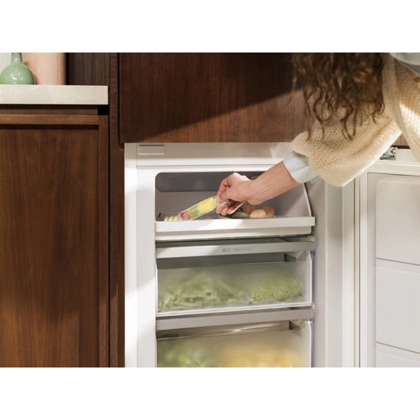 Built-in Refrigerator Electrolux LNA6LE18S, E, 271L, 34dB, White