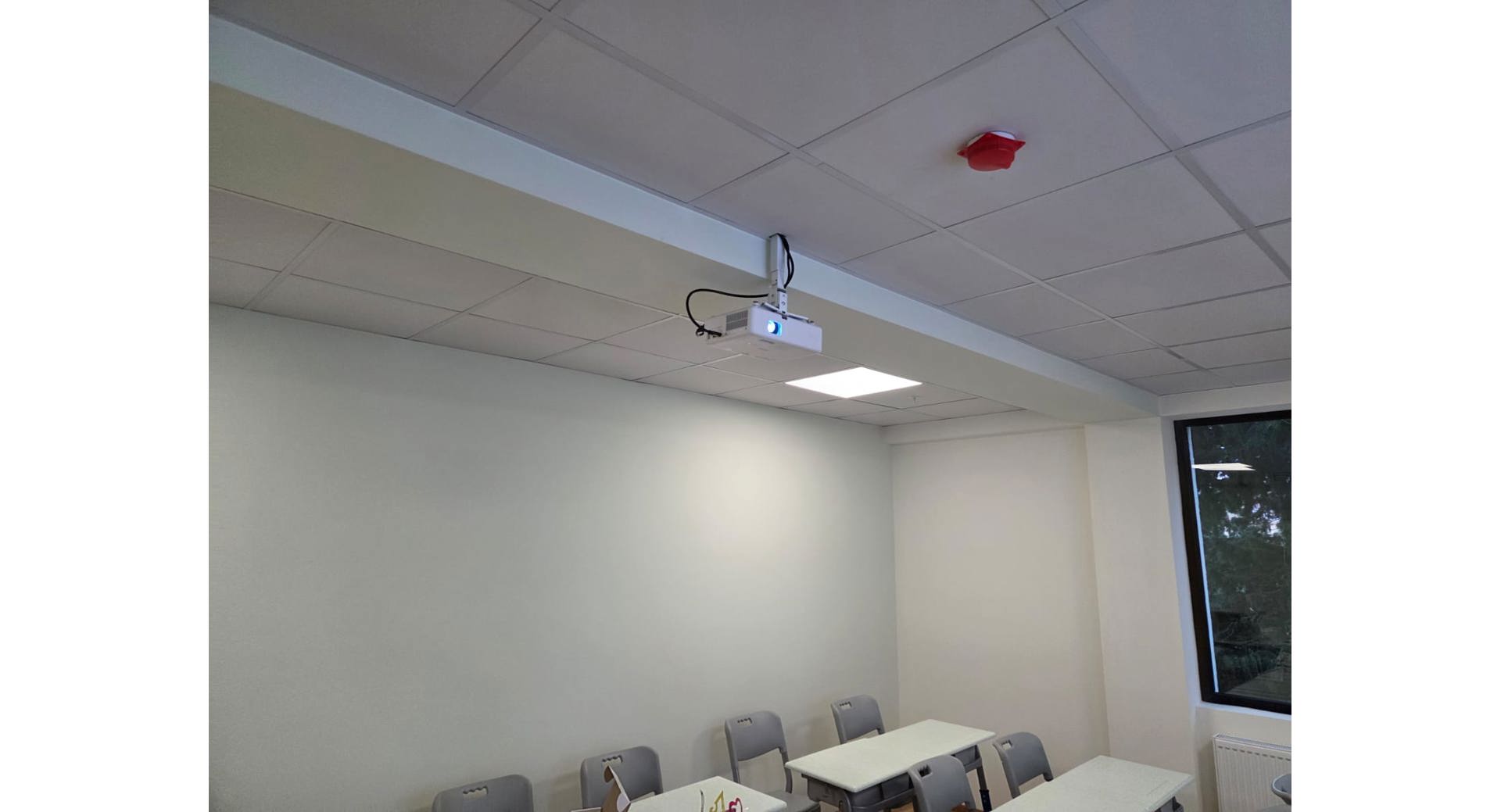 School Coral — supply, installation, and training for 12 projectors and 12 projector screens