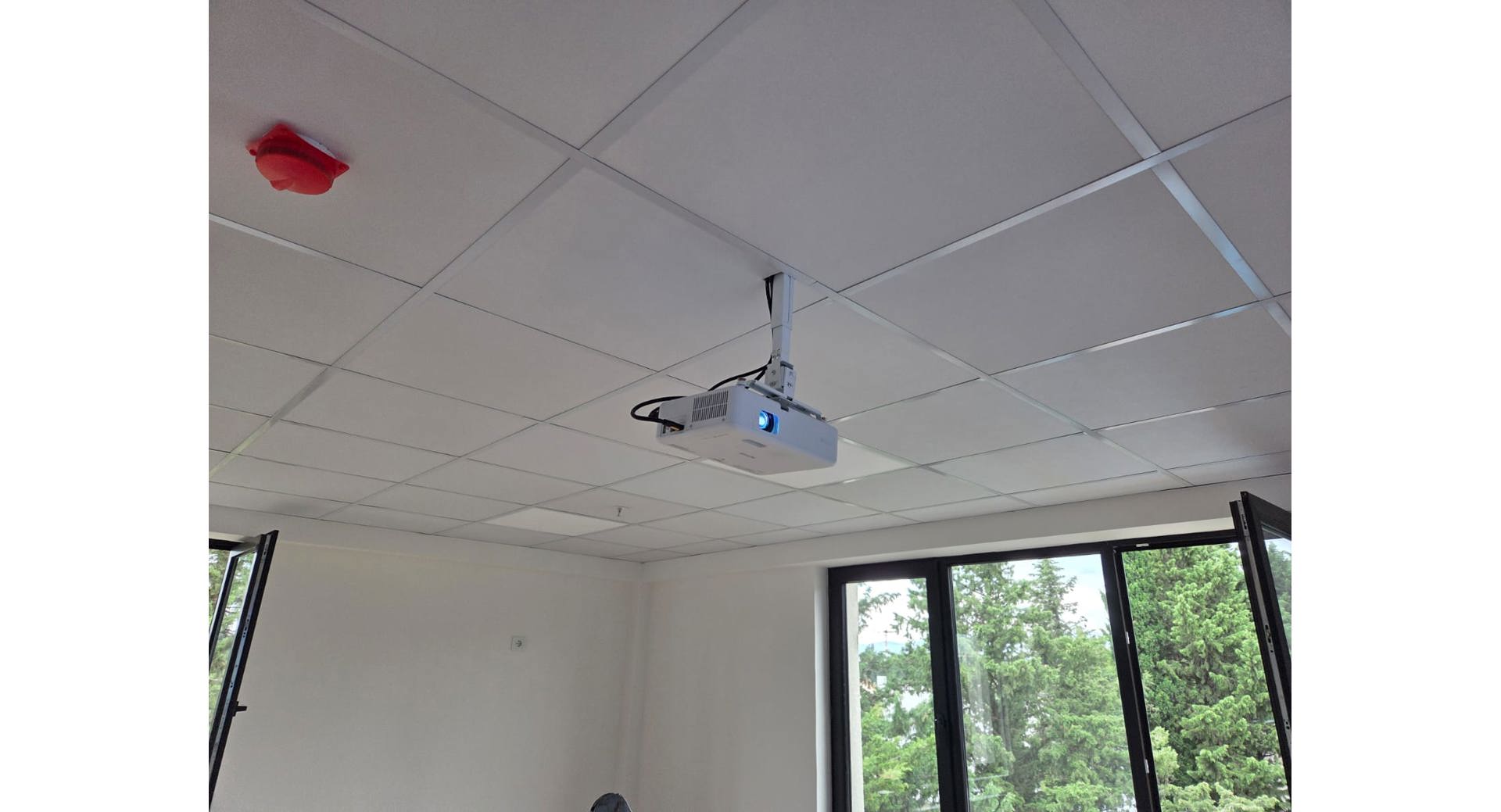 School Coral — supply, installation, and training for 12 projectors and 12 projector screens