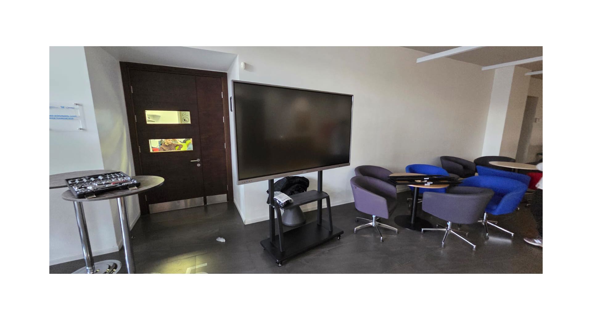 CAUCASUS UNIVERSITY - Installation and training for 30 interactive display and 30 stand